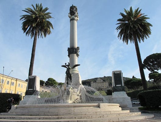 Die Villa Aldobrandini sieht man schon von der zentralen Piazza Frascatis. Die Villa Aldobrandini sieht man schon von der zentralen Piazza Frascatis.