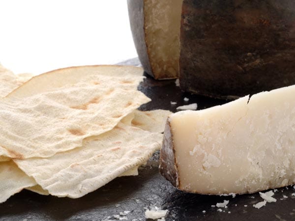 Pecorino und viele andere Käsesorten gibt es natürlich auch. Der Verkäufer lässt einen von allem erst einmal ein Stückchen probieren. Pecorino und viele andere Käsesorten gibt es natürlich auch. Der Verkäufer lässt einen von allem erst einmal ein Stückchen probieren.