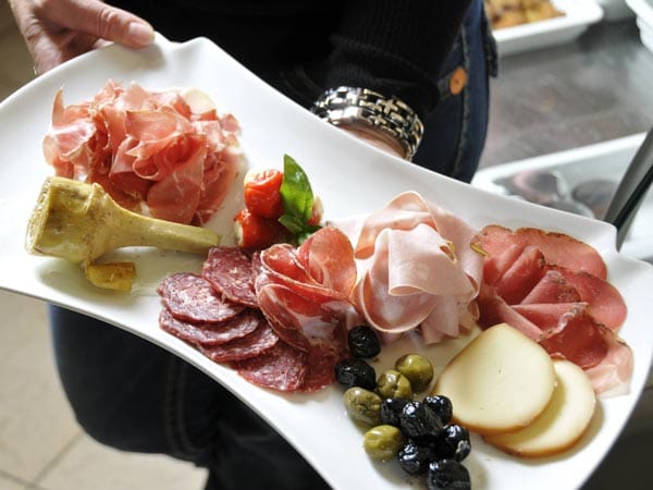 An der Piazza del Mercato, dem Marktplatz, reiht sich ein Delikatessengeschäft an das nächste. Dicke Schinken liegen in der Auslage, von der Decke hängen in langen Reihen Salsiccia, geräucherte Würstchen, daneben Mortadella und Dutzende von Salamivarianten. An der Piazza del Mercato, dem Marktplatz, reiht sich ein Delikatessengeschäft an das nächste. Dicke Schinken liegen in der Auslage, von der Decke hängen in langen Reihen Salsiccia, geräucherte Würstchen, daneben Mortadella und Dutzende von Salamivarianten.