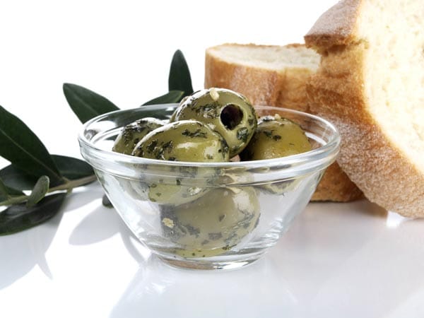 Antipasti, wie eingelegte Oliven, dürfen nicht fehlen. Dazu wird frisches Ciabatta gereicht. Antipasti, wie eingelegte Oliven, dürfen nicht fehlen. Dazu wird frisches Ciabatta gereicht.