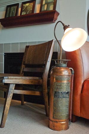 Ein echter Hingucker für Ihre Wohnung: Aus einem antiken Feuerlöscher wurde eine coole Lampe (von Brikoloor um 360 Euro) gebaut. Vintage-Details wie die interessante Patina des Metallkörpers verleihen der Lampe den authentischen Look.