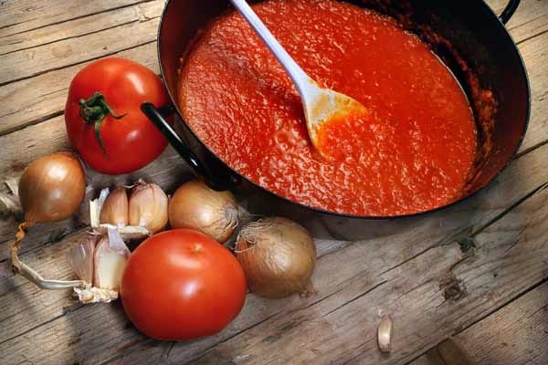 Zubereitung: Die frischen Tomaten klein schneiden. Zusammen mit dem Knoblauch und den Kräutern im Olivenöl anschwitzen, kurz einkochen lassen, mit Salz und Pfeffer abschmecken und zum Schluss pürieren.