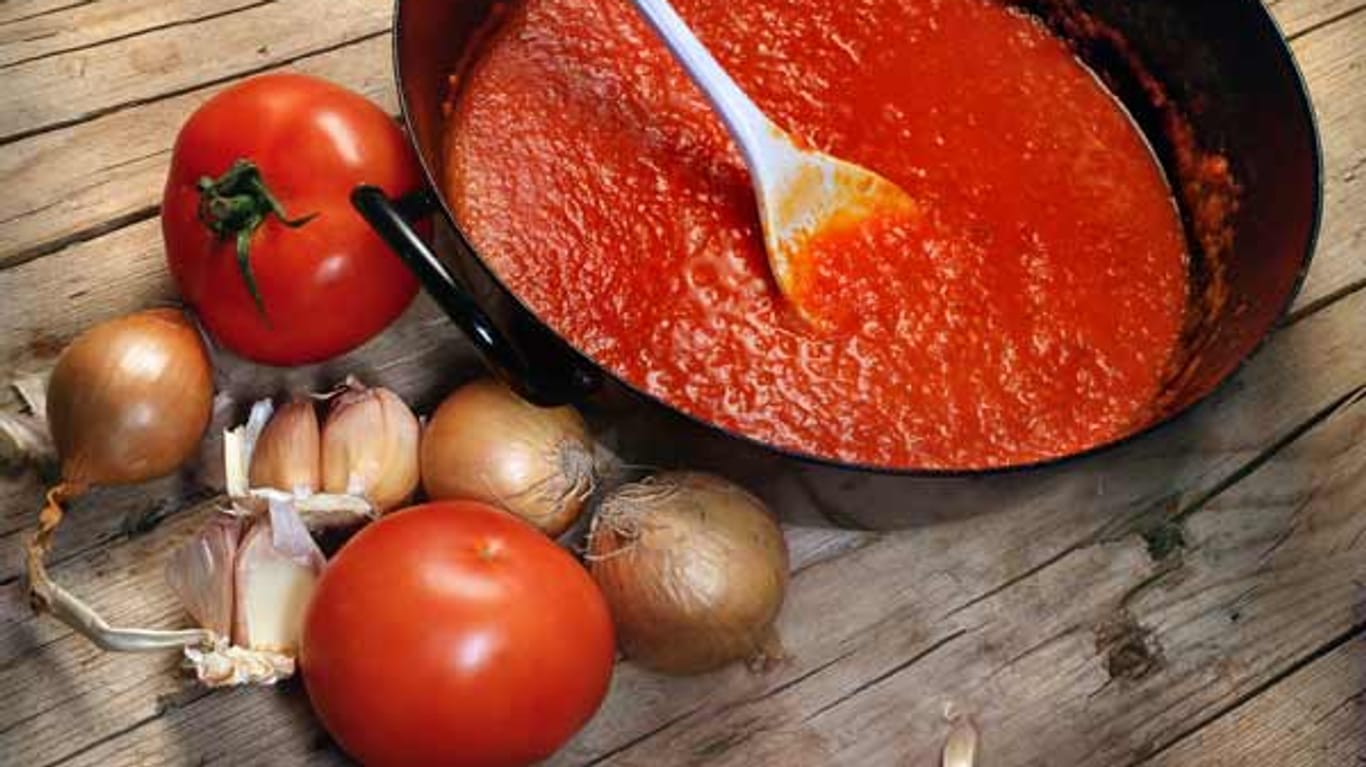 Zubereitung: Die frischen Tomaten klein schneiden. Zusammen mit dem Knoblauch und den Kräutern im Olivenöl anschwitzen, kurz einkochen lassen, mit Salz und Pfeffer abschmecken und zum Schluss pürieren.