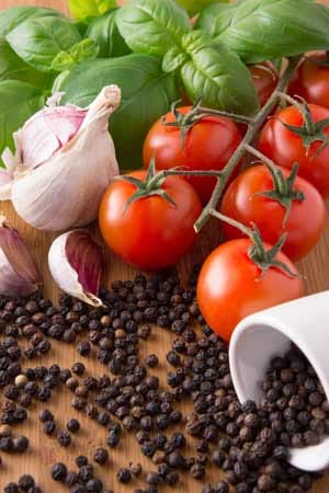 Zutaten für die Tomatensoße: 200 g frische oder 100 g passierte Tomaten, 1 EL Olivenöl, Knoblauch, Salz, Pfeffer – Menge je nach Geschmack, Basilikum und Oregano – Menge je nach Geschmack
