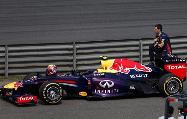 Im Qualifiyng musste Mark Webber seinen Red Bull - wie im Rennen - vorzeitig abstellen. Frustriert sitzt er auf seinem Auto.
