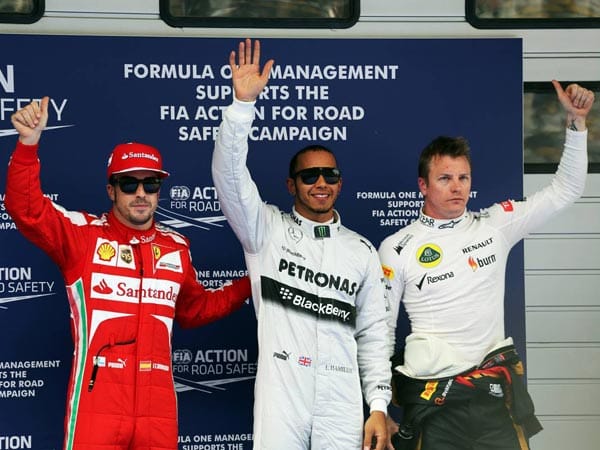Startplatz zwei geht an Kimi Räikkönen (re.), der sich wie immer euphorisch freut. Fernando Alonso (li.) hat für Rang drei immerhin ein Lächeln übrig.