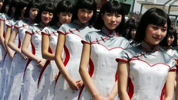 Chinesischen Grid-Girls lassen Männerherzen in Shanghai höher schlagen. Das Rennen kann beginnen.