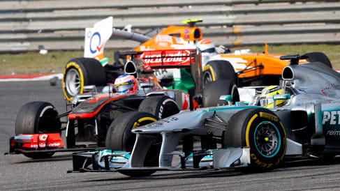 Auf dem Shanghai International Circuit geht es gleich zur Sache. Schon in der fünften Runde kommt es zum Crash. Sauber-Pilot Esteban Gutierrez rauscht Adrian Sutil (hinten) ins Heck. Auch für den Wiesbadener Nico Rosberg (vorne), der im Vorjahr in China gewann, verläuft das Rennen unglücklich. Er scheidet wegen technischer Probleme aus.