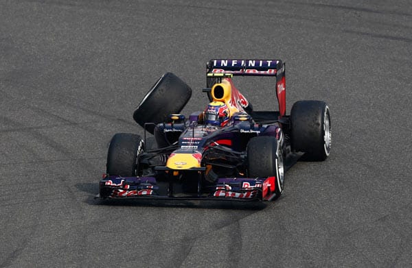 Für Mark Webber war das Rennen nach 18 Runden beendet. Der Teamkollege von Weltmeister Sebastian Vettel touchierte mit seinem Red Bull den Wagen von Toro-Rosso-Pilot Jean-Eric Vergne bei einem Überholmanöver. Wenig spä-ter löste sich auf einmal in Hinterreifen vom Formel-1-Wagen des Australiers...