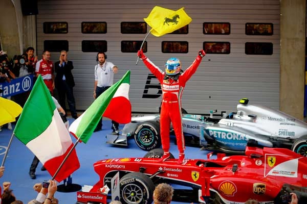Ganz anders die Stimmungslage bei Fernando Alonso. Vettels ärgster Konkurrent feiert seinen Sieg mit schwenkender Ferrari-Fahne.