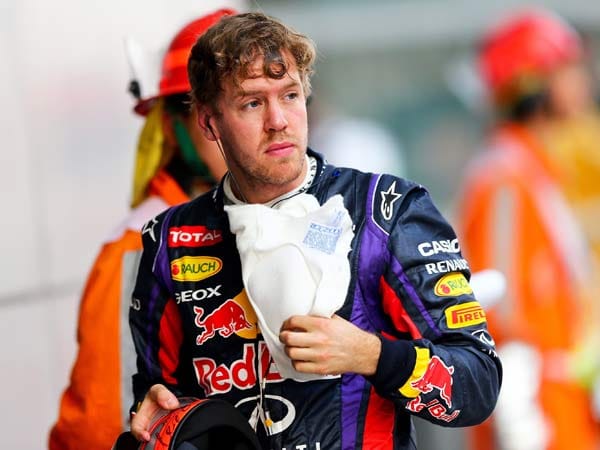 Vettel blickt enttäuscht in Richtung Alonso. Von Platz neun gestartet, verpasste der Weltmeister das Podest nur knapp.