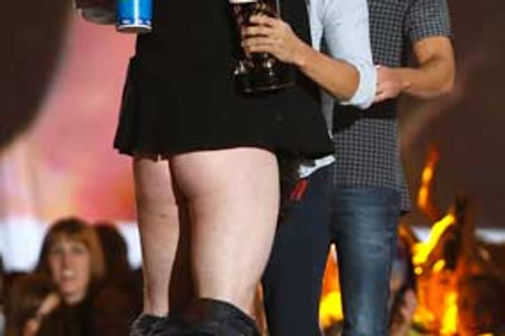 US-Schauspieler Seth Rogen beglückwünschte Taylor Lautner, den Preisträger in der Rubrik "Beste Darbietung ohne Shirt", auf sehr originelle Art und Weise: Er ließ seine Hosen runter..