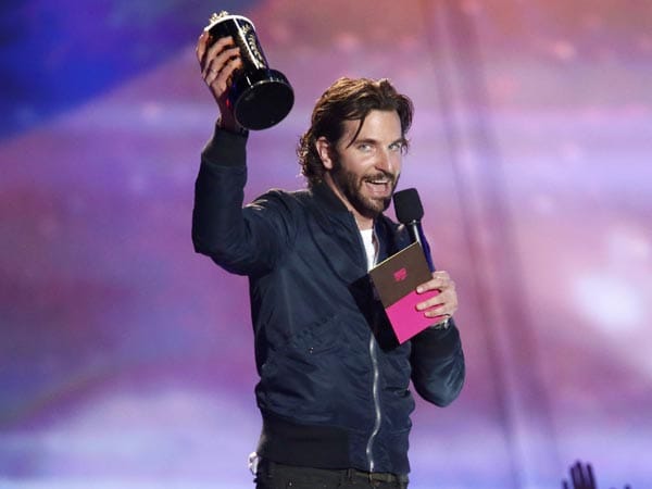Bradley Cooper wurde für den besten Filmkuss geehrt. Er durfte in "Silver Linings Playbook" Jennifer Lawrence knutschen.