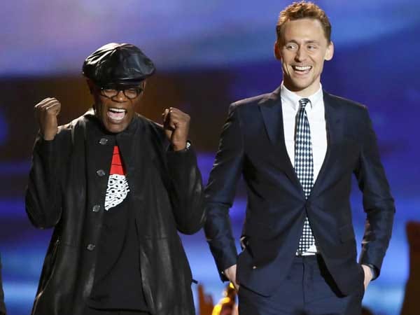 Samuel Jackson und Tom Hiddleston nahmen die Trophäe für den besten Film des Jahres "The Avengers" entgegen.
