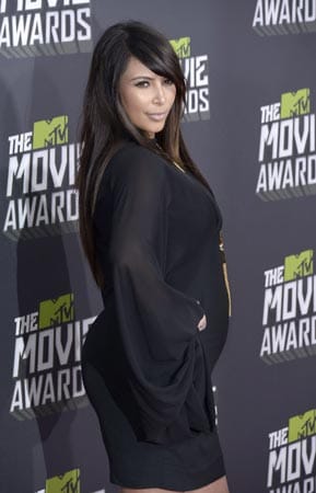 Kim Kardashian hielt ihre Babykugel in die Kameras.
