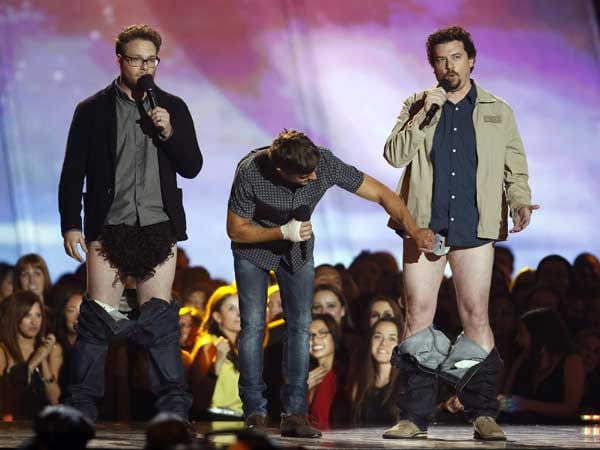 Die Presenter Seth Rogen (links), Zac Efron and Danny McBride (rechts) wollten Taylor Lautner Konkurrenz machen und dem Publikum die bestmögliche "unten ohne"-Performance bieten. Das ist Ihnen gelungen.