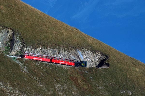 Die einzige nicht elektrifizierte Bergbahn der Schweiz führt hinauf zum Brienzer Rothorn im Berner Oberland. Als eine der spektakulärsten Schweizer Bergbahnen überwindet sie in einer Stunde 1678 Höhenmeter bis zum Gipfelgrat des Rothorns.
