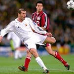 Bayers legendäre Vizekusen-Saison endete 2002 mit einem Stich ins Herz: Im Finale der Champions League erzielte Real Madrids Superstar Zinedine Zidane (li.) ein Traumtor gegen Michael Ballacks Leverkusener und entschied damit die Partie zugunsten der Galaktischen.
