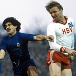Der Hamburger SV steht 1980 im Halbfinale des Landesmeister-Wettbewerbs und biegt die 0:2-Hinspielpleite gegen Real im Volksparkstadion noch um: Horst Hrubesch (3.v.li.) erzielt zwei Tore beim 5:1-Sieg über die Madrilenen. Das Finale verliert der HSV allerdings gegen Nottingham Forest.