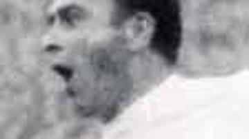 Im Sommer 1960 muss Eintracht Frankfurt mit ansehen, wie Superstar Alfredo di Stefano (li.) Real Madrid zum fünften Titelgewinn in Folge im Europapokal der Landesmeister führt. Trotz eines frühen Tores durch Richard Kreß verlieren die Hessen im Hampden Park von Glasgow gegen das weiße Ballett klar und deutlich mit 3:7.