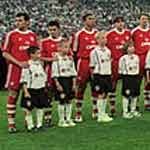 "Ein guter Tag, um Geschichte zu schreiben" ist der 23. Mai 2001. Jedenfalls für den FC Bayern, der nach drei vergeblichen Final-Anläufen und 25 Jahren Pause wieder den Henkelpott gewinnt und im Mailander Stadion San Siro im Elfmeterschießen gegen den FC Valencia die Oberhand behält.