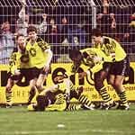 Schon in den Neunziger Jahren feiern die BVB-Fans ein Wunder von Dortmund. Im Dezember 1994 scheint im UEFA-Cup-Achtelfinale für die Schwarz-Gelben Endstation zu sein, nachdem Deportivo La Coruna in der Verlängerung des Rückspiels das 1:1 gelingt. Doch Karl-Heinz Riedle (116.) und Lars Ricken (119.) erzielen die beiden noch nötigen Treffer. Erst im Halbfinale muss sich das Team von Ottmar Hitzfeld - mal wieder - Juventus Turin geschlagen geben.