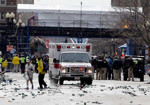 Rettungskräfte, für den Marathon ohnehin vor Ort, versorgten die 176 Verletzten.