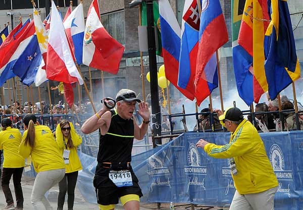 20.000 Läufer nehmen jährlich am Boston Marathon teil, Hunderttausende Menschen stehen am Straßenrand.