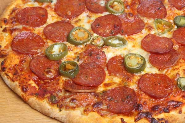 Zubereitung: Den Pizzaboden dünn ausrollen und mit den passierten Tomaten bestreichen. Mozzarella wahlweise in Scheiben schneiden und gleichmäßig auf dem Pizzaboden verteilen oder gleichmäßig drüberreiben. Nun die Peperoniwurst und die Chilis gleichmäßig auf der Pizza verteilen, dann ab damit in den Ofen. Nach dem Backen können Sie auch hier der Pizza mit etwas Olivenöl und Parmesan einen kleinen Geschmackskick verpassen.