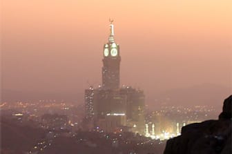 Blick auf das "Mecca Royal Clock Tower Hotel" in Mekka in Saudi Arabien. Das 5-Sterne-Haus gehört zur Fairmont-Hotelgruppe und kann 76 Etagen vorweisen.