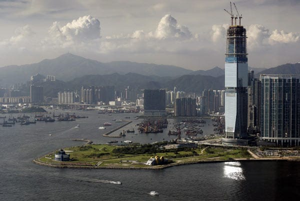 Das "Ritz Carlton" in Hongkong: Von der Terrasse hat man einen Rundumblick auf den Victoria Hafen und die Skyline von Hongkong Island. Es ist 490 Meter hoch und hat 310 Zimmer. Allerdings steht es nicht im Guinnessbuch der Rekorde.