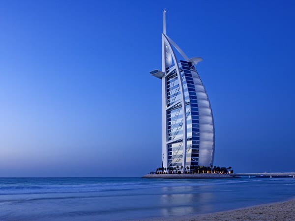 Bekannt in aller Welt: Die Segelform des Hotels "Burj al Arab" in Dubai. Es misst 321 Meter und verfügt über 28 Stockwerke.