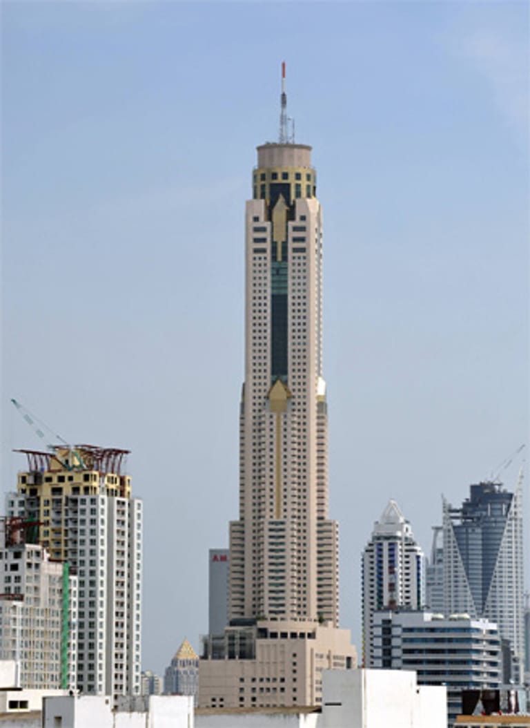 Der "Baiyoke Tower" in Bangkok ist das höchste Gebäude Thailands. Ohne seine Antenne misst es 304 Meter. Es hat 85 Etagen - wer nicht im Hotel nächtigt, kann auch einfach nur gegen einen Eintrittspreis mit dem verglasten Aufzug zur Aussichtsplattform fahren.