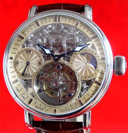 Hier ein weiterer Preisbrecher: Die "Basilika Tourbillon limited Edition" von Poljot International. Das Interessante: Die Uhr kostet 2700 Euro und ist "Made in Germany", denn die Uhrenmanufaktur liegt in Alzenau nahe Frankfurt.