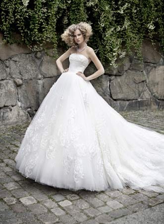 Duchesse-Kleider mit sehr weiten Röcken sind perfekt geeignet, um breite Hüften und kräftige Beine zu kaschieren. Duchesse-Kleider mit sehr weiten Röcken sind perfekt geeignet, um breite Hüften und kräftige Beine zu kaschieren.