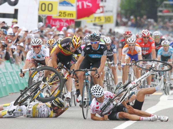 Prominente Sturzopfer während des Zielsprints der vierten Etappe der Tour de Suisse 2010. Mark Cavendish (li. unten) und Heinrich Haussler (re. unten) schliddern bereits über die Straße. Im Hintergrund versucht Tom Boonen (3. v. re.) das Schlimmste zu vermeiden.