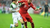 Bayerns Top-Torjäger Mario Mandzukic im Laufduell mit Wolfsburgs Fagner. In der 17. Minute bricht der Kroate den Bann und netzt zur 1:0-Führung ein.