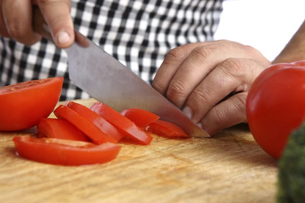 Zubereitung: Die Tomaten waschen, mit einem scharfen Messer einritzen und mit kochendem Wasser übergießen. Nach fünf Minuten das Wasser abgießen und die Tomatenhaut abziehen. Das Tomateninnere ausschneiden und die Tomate in Würfel schneiden.