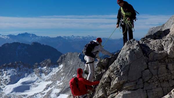 Klettern auf den Gipfel der Zugspitze.