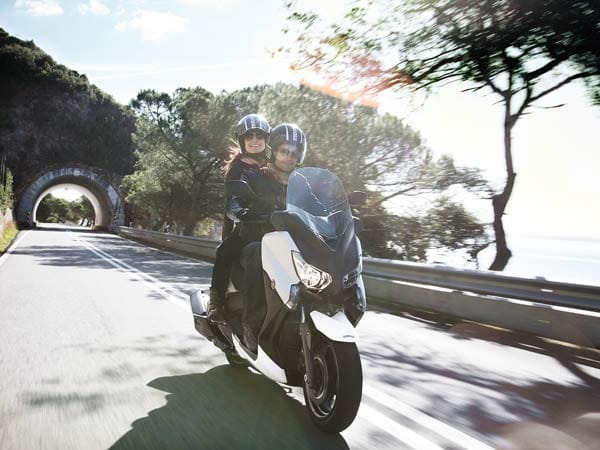 Nicht nur auf der Landstraße, auch in der Stadt macht der Yamaha X-Max 400 viel Spaß.
