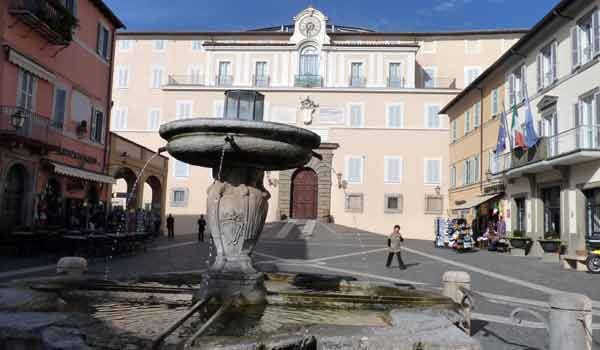 Die Region rund um Rom ist voller Geschichte: In dem Ort Castel Gandolfo wohnt derzeit der ehemalige Papst Benedikt.