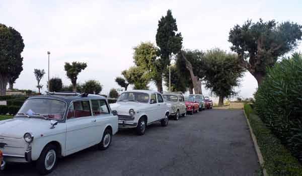 Wer sich den Traum erfüllen will, mit einer der italienischen Autolegenden "dolce vita" zu genießen, der muss die halbtägige Oldtimertour vorab in Rom arrangieren: Nur auf Anfrage stehen die betagten Karossen wie hier der alte Fiat 500 für eine Spitztour bereit.