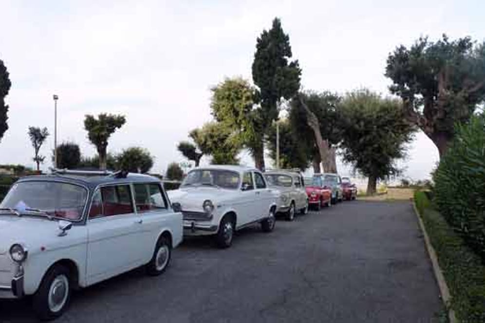 Wer sich den Traum erfüllen will, mit einer der italienischen Autolegenden "dolce vita" zu genießen, der muss die halbtägige Oldtimertour vorab in Rom arrangieren: Nur auf Anfrage stehen die betagten Karossen wie hier der alte Fiat 500 für eine Spitztour bereit.