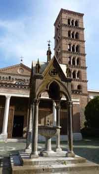 Der erste Halt der Tour ist Abbazia di San Nilo in Grottaferrata. Das Kloster wurde im Jahr 1004 - noch vor dem Schisma, der west-östlichen Kirchenspaltung - gegründet und immer wieder dem Zeitgeist angepasst. Ein stiller Ort, der zum Meditieren einlädt.