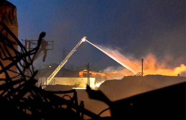 Nach Berichten von Augenzeugen gibt es zuerst einen Brand in der Fabrik - erst als die Feuerwehr versucht, mit Wasser zu löschen, explodiert das Gebäude.