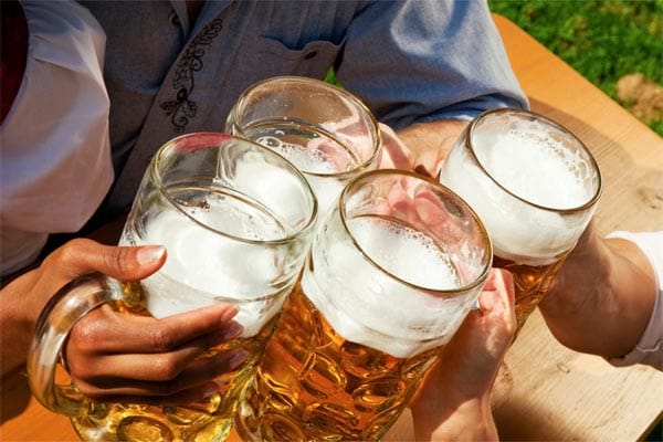 Wenn Bier gesund bleiben soll, dürfen Sie auf keinen Fall zum Säufer werden. Männer sollten maximal einen Liter pro Tag trinken. Frauen müssen sich mit der Hälfte begnügen.