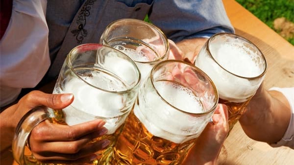 Wenn Bier gesund bleiben soll, dürfen Sie auf keinen Fall zum Säufer werden. Männer sollten maximal einen Liter pro Tag trinken. Frauen müssen sich mit der Hälfte begnügen.