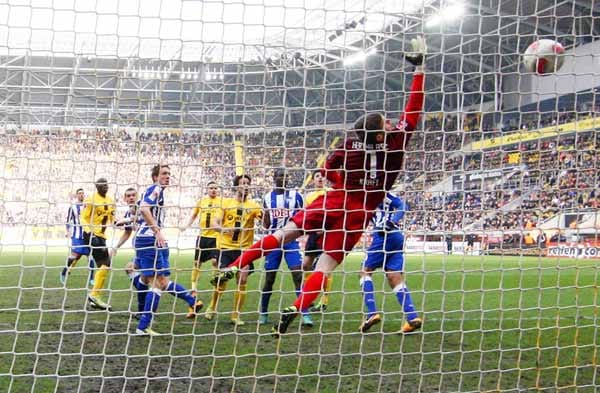 Das Ende der Super-Serie: Hertha kassiert bei Dynamo Dresden die erste Niederlage nach 21 Spielen. Pierre-Michel Lasogga (3. v. li.) trifft zum 0:1-Endstand ins falsche Tor.