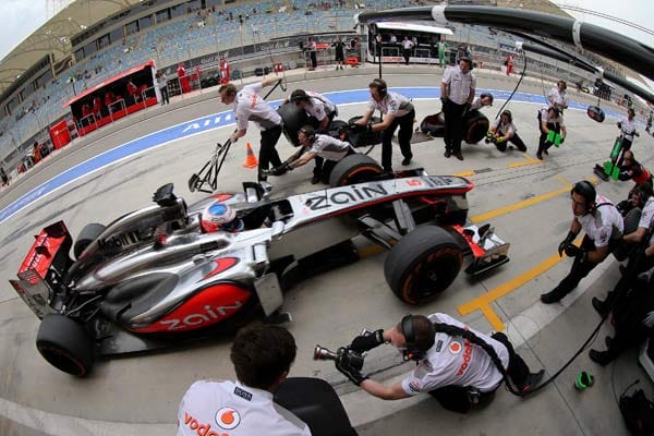Der Reifenflüsterer beim Boxenstopp. Was kann Jenson Button beim Großen Preis von Bahrain aus seinem McLaren herausholen?