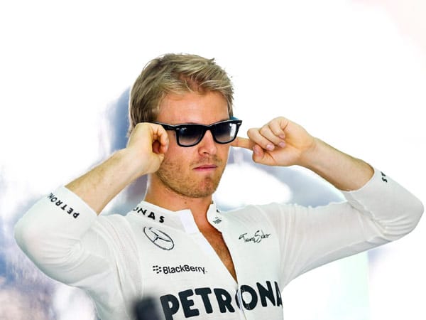 Vor Lärm schützt das allerdings nicht. Nico Rosberg hält sich die Ohren zu.